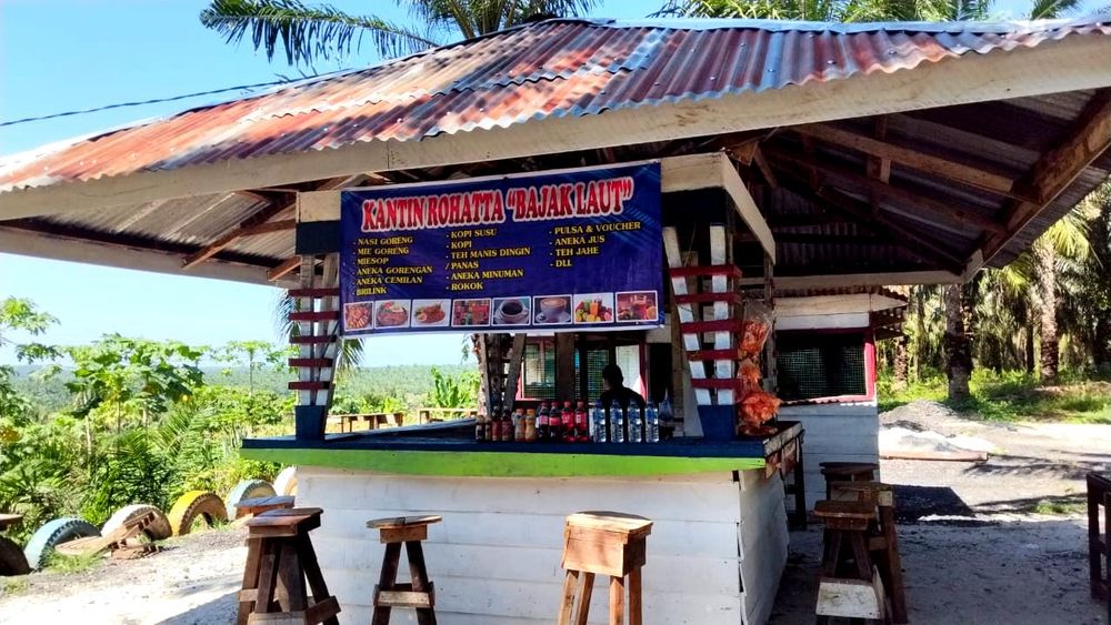 Kantin Rohatta “Bajak Laut”: Dari Titik Sinyal Menjadi Ruang Hidup Warga Kebun